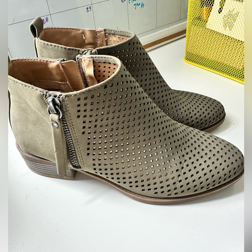 Women olive ankle booties size 6 NWOT